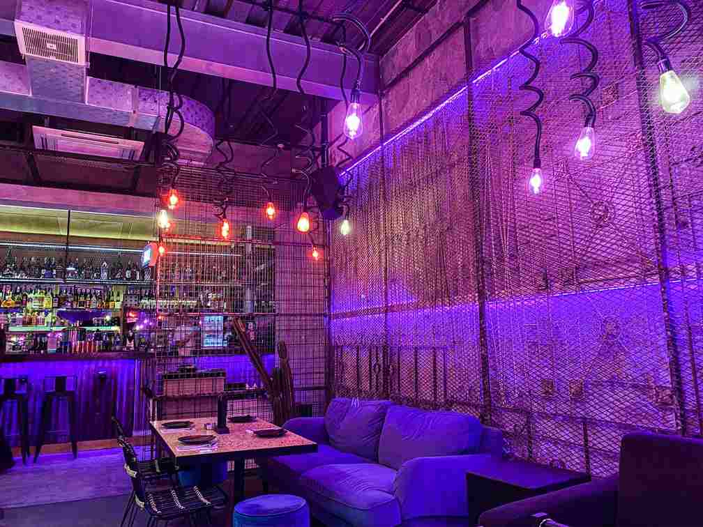 Salah satu sudut bar yang dihiasi lampu neon gantung